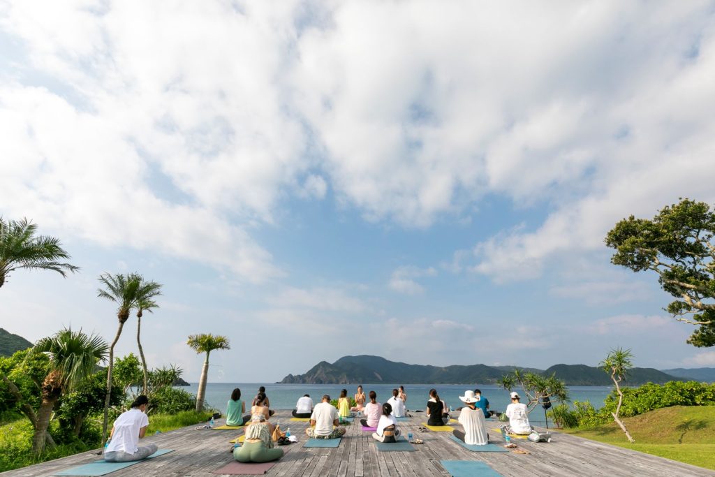 日々の生活に朝ヨガの効果を。最高のサンライズヨガとは